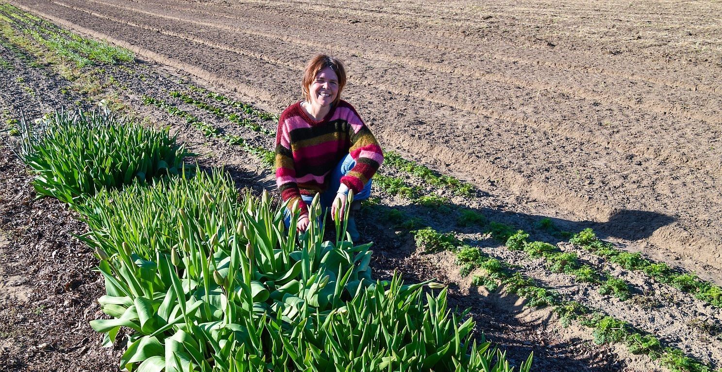 Kaat Segers van Loof & Bezen naast haar eerste bloemen van het seizoen - (c) VLAM, P. De Laet