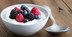 Lekker op ieder moment van de dag: yoghurt met vers fruit - (c) VLAM