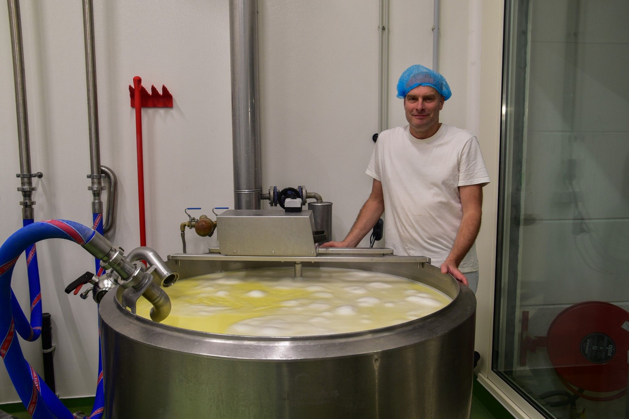 David De Coster bij een ketel vol kaaswei - (c) VLAM, Patricia De Laet