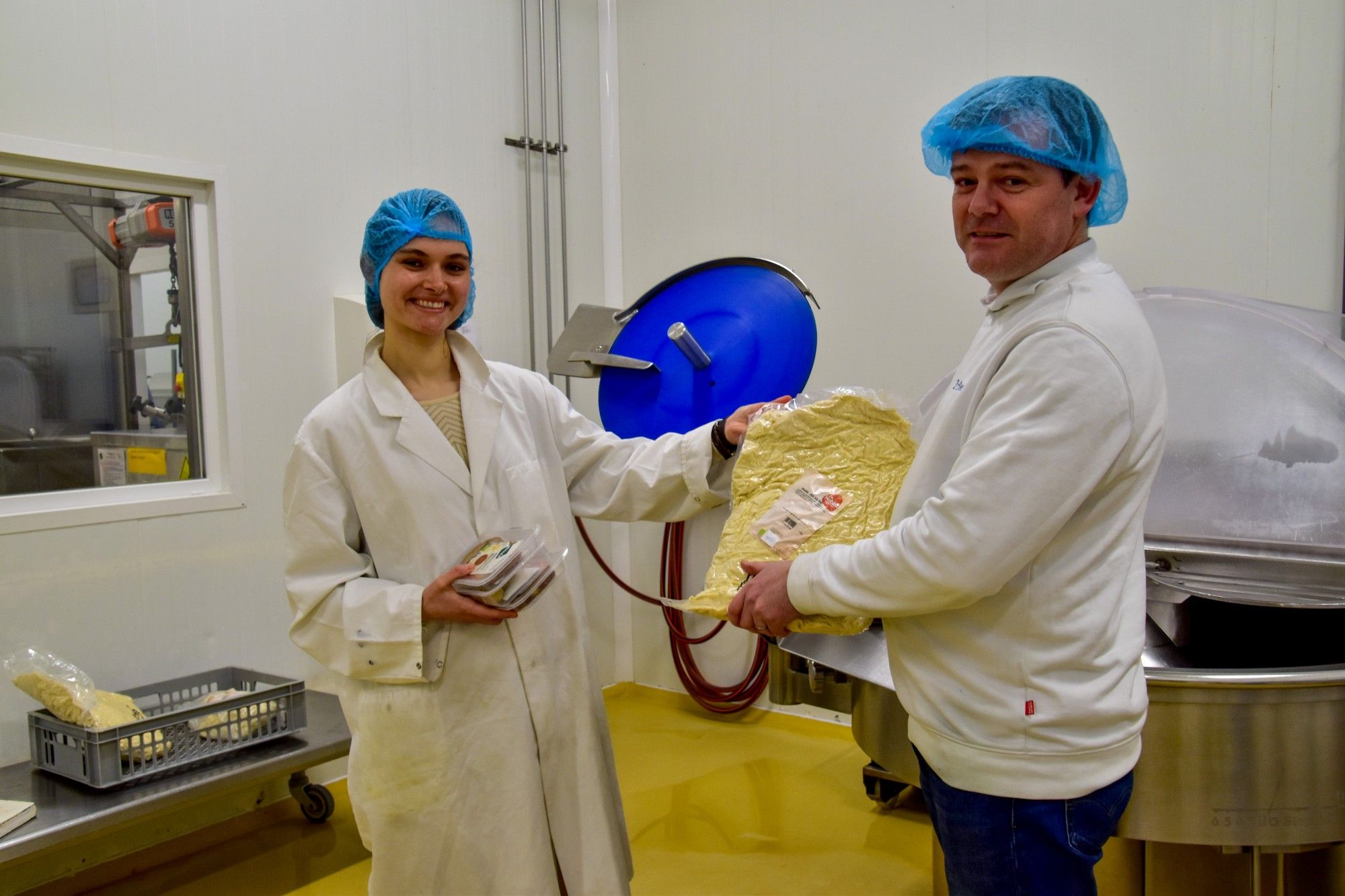 Astrid Dossche torst een zak okara met een collega -  (c) VLAM, Patricia De Laet

----

Sort: 2