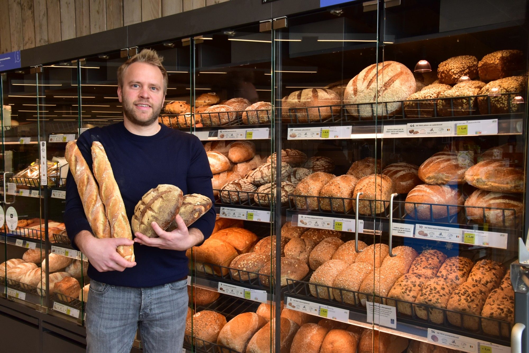 Jeroen Van Belleghem met het Belgische biobrood in een Bio-Planet - (c) VLAM, Patricia De Laet