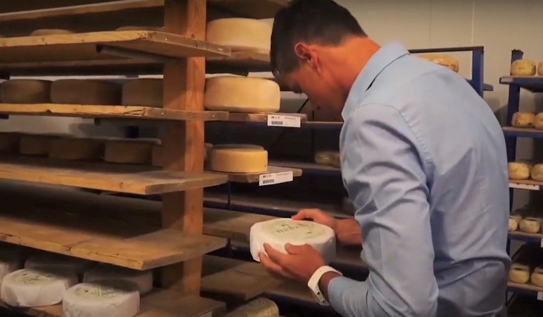 Filip Fraeye van BioFresh in de kazenfrigo - (c) VLAM