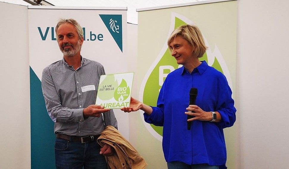Stefaan Deraeve ontvangt de BioVLAM uit handen van minister Hilde Crevits -- (c) VLAM