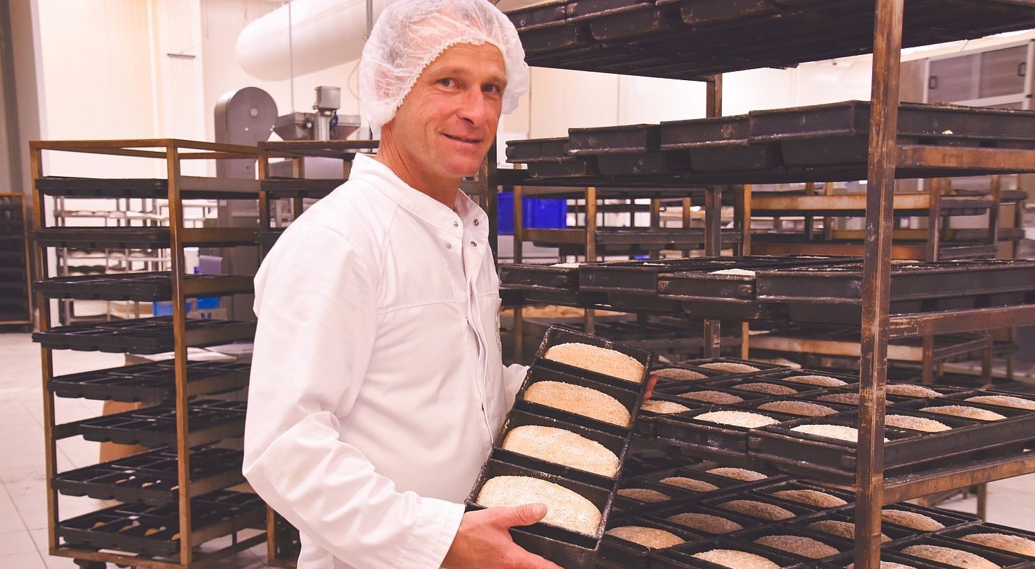 Hendrik Durnez, trotse zaakvoerder en meesterbakker van biobakkerij De Trog