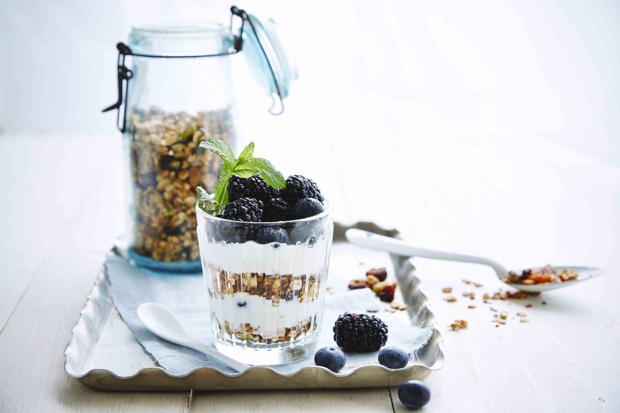 Mmm, yoghurt met granola en vers fruit - (c) VLAM