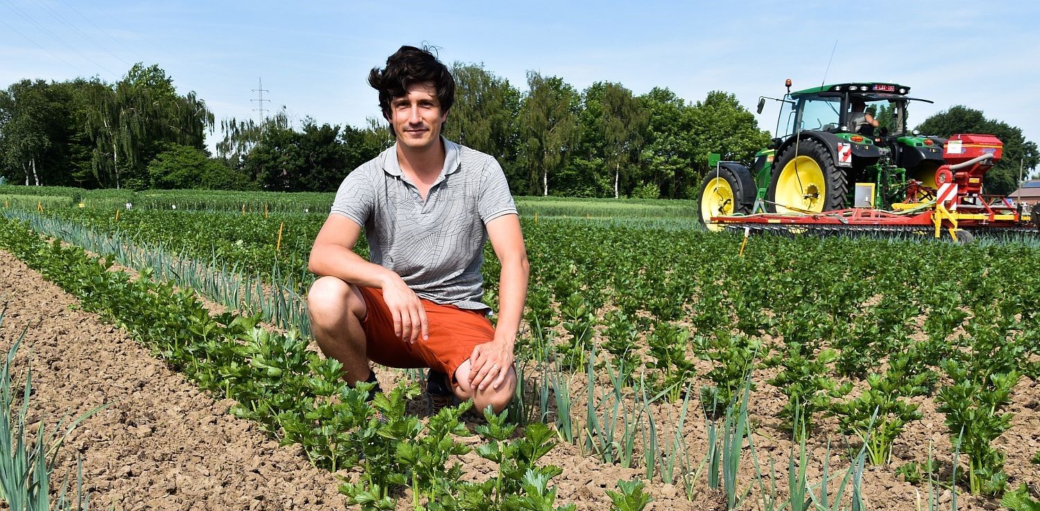 Joran Barbry, onderzoeksleider bij Inagro, op het proefveld van de strokenteelt - (c) VLAM, P. De Laet