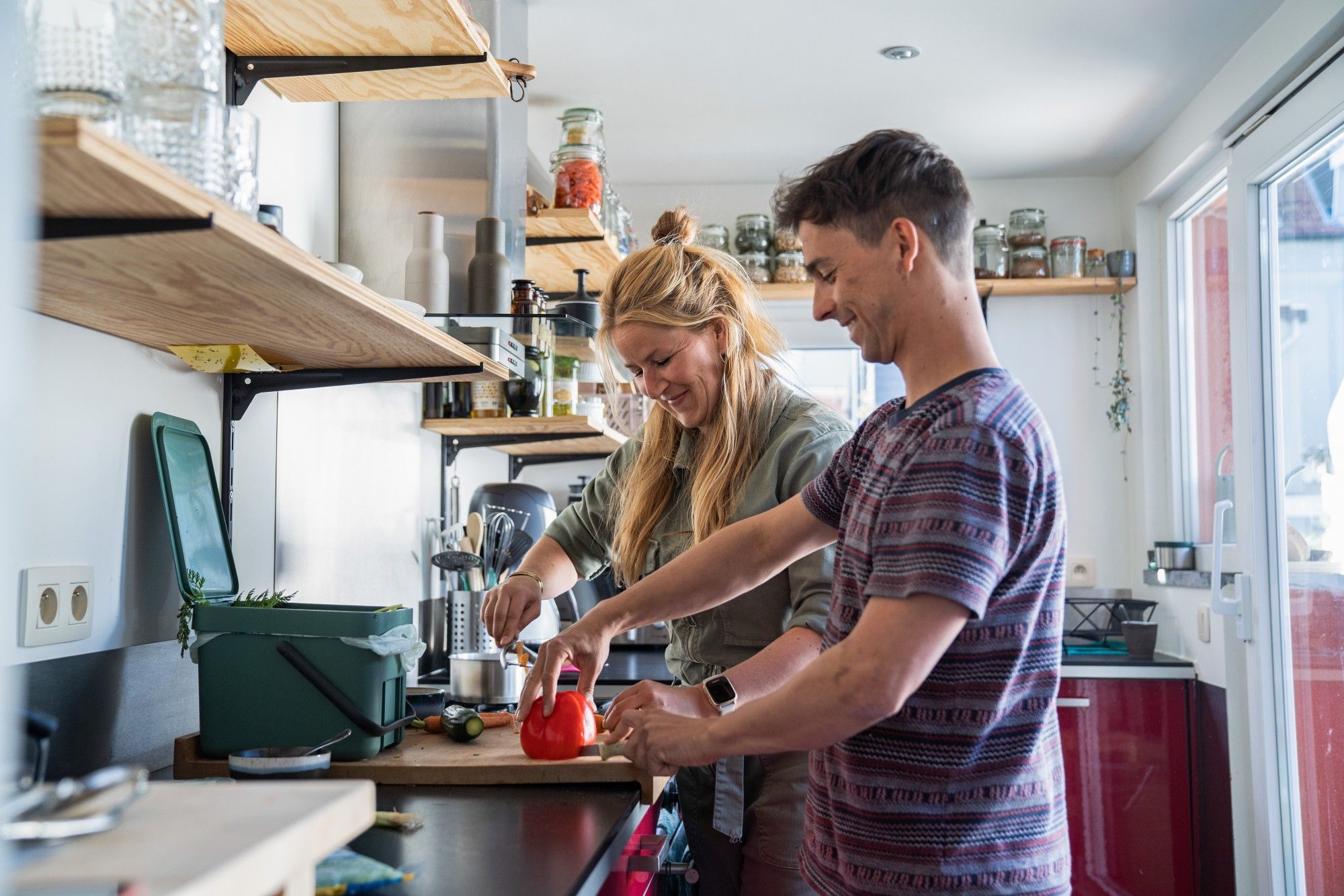 Jessie en haar vriend Roel aan het kokerellen in de keuken - (c) VLAM, ViaVictor