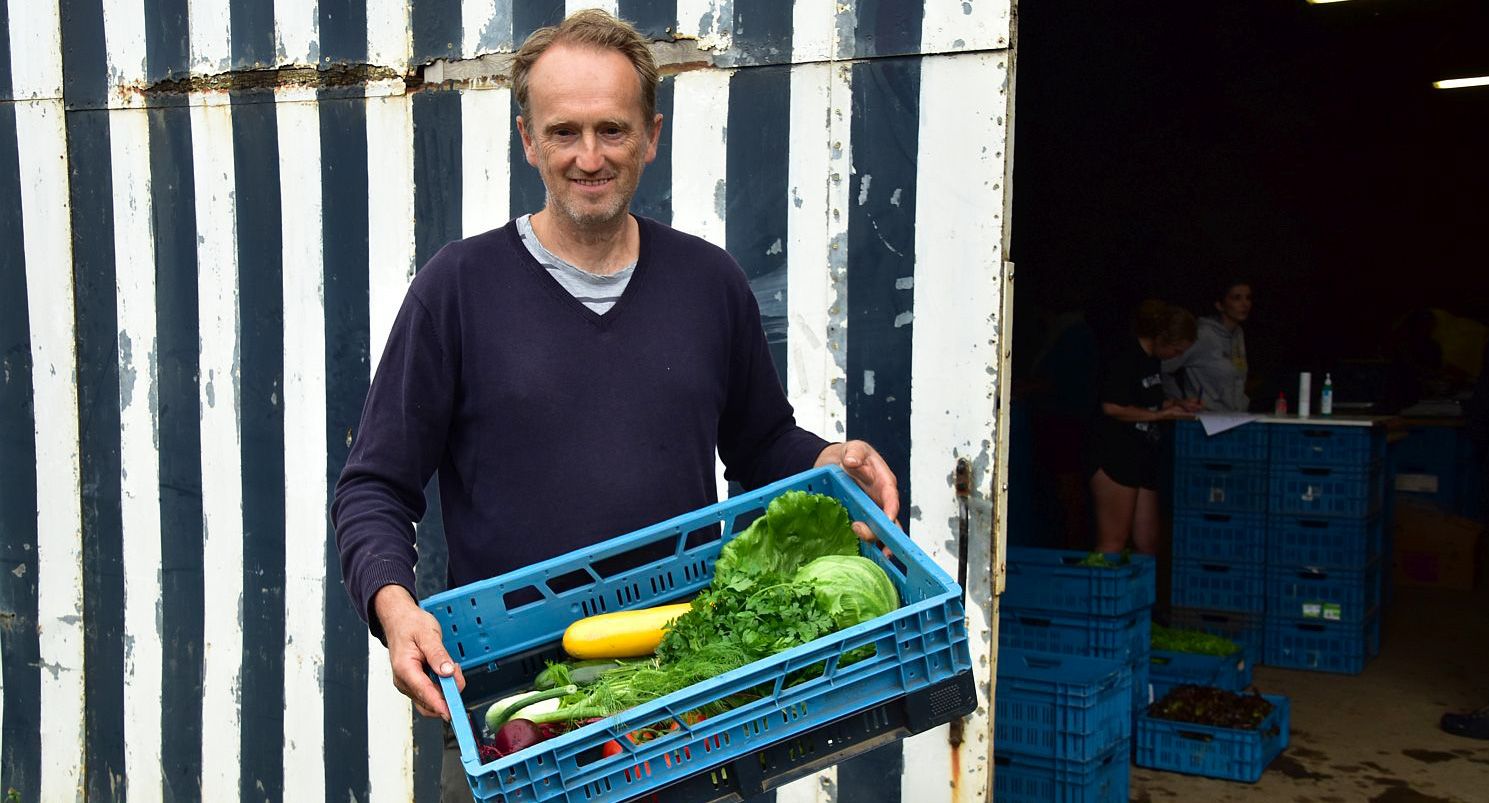 Bavo Verwimp (De Kijfelaar) met een voedselpakket - (c) VLAM, Patricia De Laet