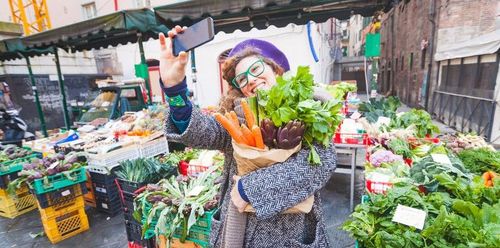 Vrolijke vrouw op de markt - (c) VLAM, 123rf