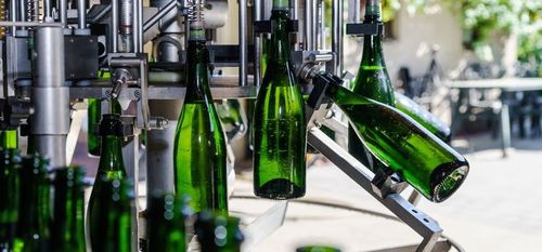 In de bottelmachine wordt de wijn gebotteld