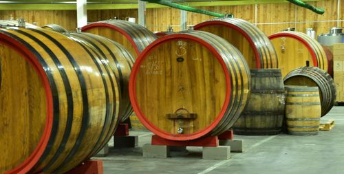 De lambik rijpt rustig in deze grote vaten - (c) VLAM, Patricia De Laet
----
Sort: 6