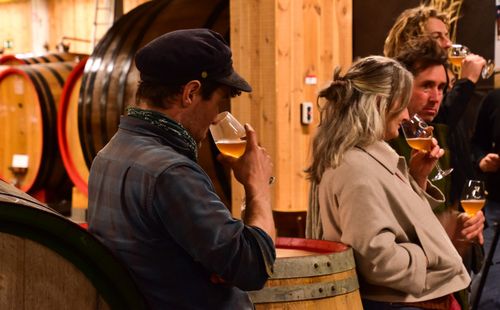 De boeren proeven hoe 'hun' biolambik smaakt - (c) VLAM, Patricia De Laet