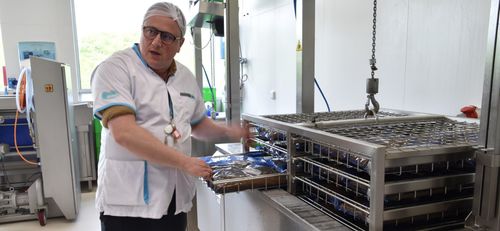 Pieter De Smet toont hoe producten worden gesealed om later te gebruiken - (c) VLAM, P. De Laet