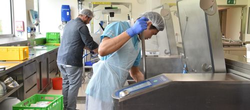 Koks aan het werk in de keuken van AZ Zeno - (c) VLAM, P. De Laet