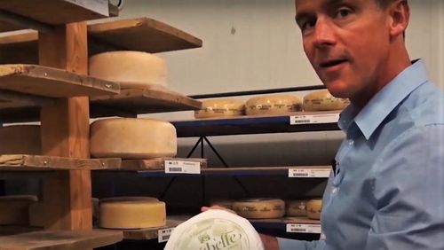 Filip Fraeye van BioFresh in de kazenfrigo - (c) VLAM