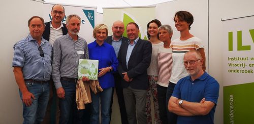 De winnaar en de genomineerden samen met ministers Crevits en Van Peteghem, Filip Fontaine (VLAM) en Ignace Deroo (voorzitter jury) - (c) VLAM