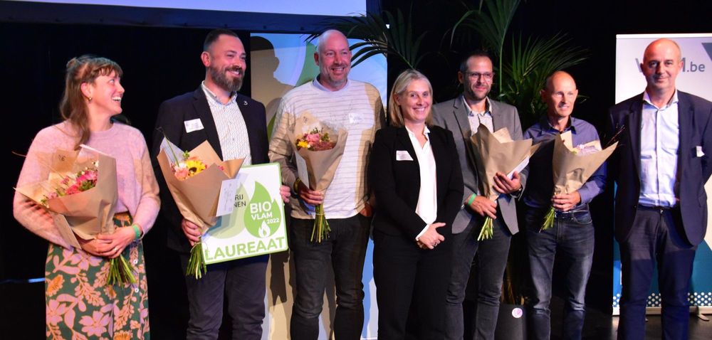 De trotse winnaar geflankeerd door de genomineerden - (c) VLAM, Patricia De Laet
----
Sort: 7