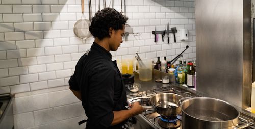 Brayan Garcia in de keuken bij Noordoever in Leuven - (c) VLAM, ViaVictor