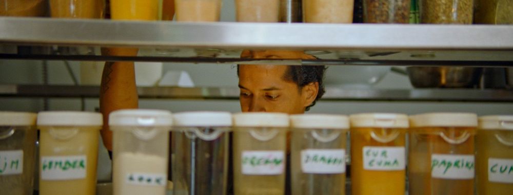 Bryan Garcia tussen de kruiden in Noordoever - (c) VLAM, ViaVictor