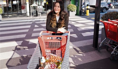 Elisa met haar bioboodschappen - (c) VLAM, ViaVictor