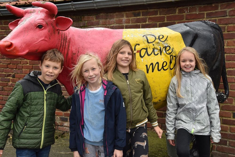 Vier vrolijke leerlingen van de De Kleine Reus - (c) VLAM, P. De Laet