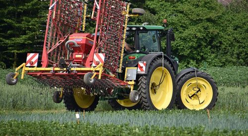 Ook de tractor met wiedeg rijdt over de vaste rijpaden - (c) VLAM, P. De Laet