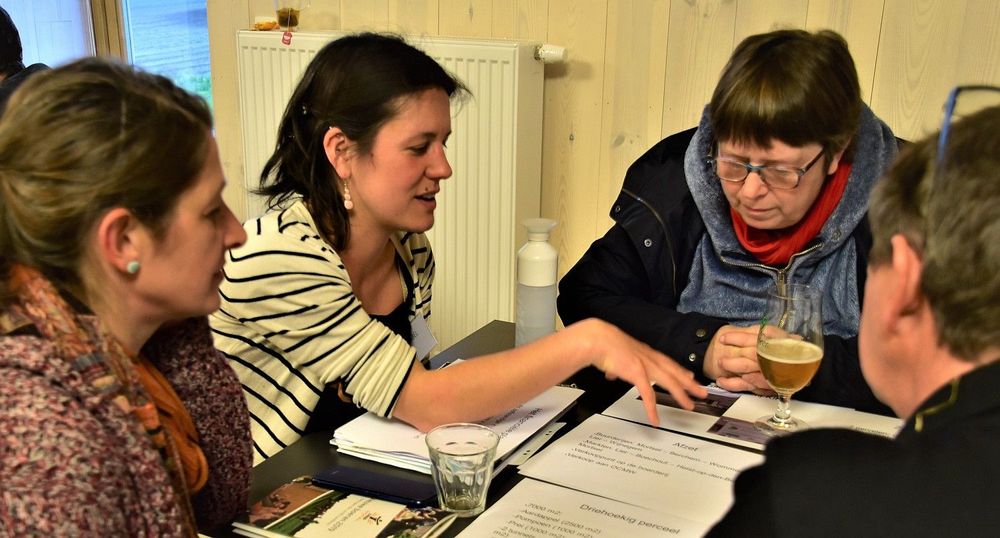 Isabelle Holthof geeft uitleg over haar zorgboerderij - (c) VLAM