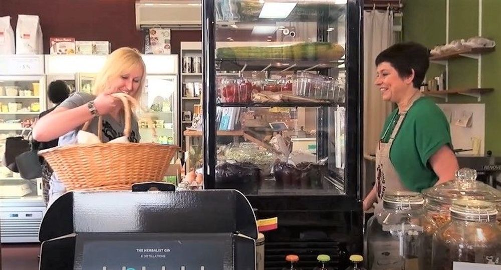 Sofie Van Slycken (r) aan het werk in haar biowinkel - (c) VLAM