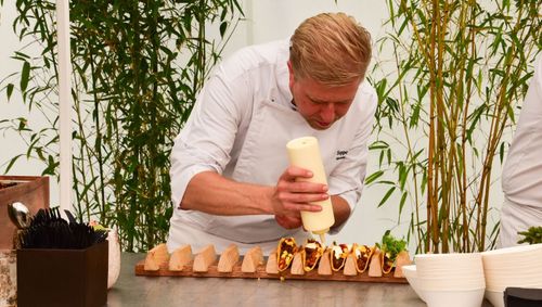 Seppe Nobels werkt geconcentreerd zijn vegetarische taco's af - (c) VLAM (P. De Laet)