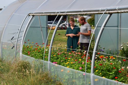 Carmen Landuyt en Koen De Wit, teelttechnieker van het Proefcentrum Sierteelt, in de biokas - (c) VLAM, Patricia De Laet

----

Sort: 4