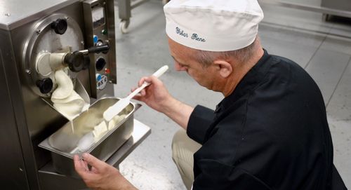 Peter Pattyn aan het werk met zijn unieke geitenijs