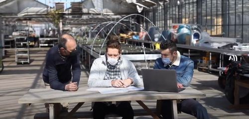 Rembrandt Perneel (midden), bezig aan zijn onderzoek - (c) ILVO

----

Sort: 2