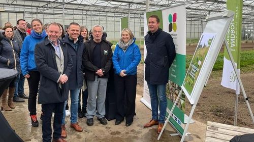 Minister Jo Brouns (r) samen met (v.l.n.r. - rij 1:) Filip Fontaine (VLAM), Lode Ceyssens (Boerenbond), Paul Cerpentier (Algemeen Boerensyndicaat), Patricia De Clercq (secretaris-generaal Dept. Landbouw en Visserij) - (rij 2:) Els Bonte (Dept. Landbouw en Visserij), Lieve De Cock (ILVO) - (c) Ministerie van Landbouw en Visserij