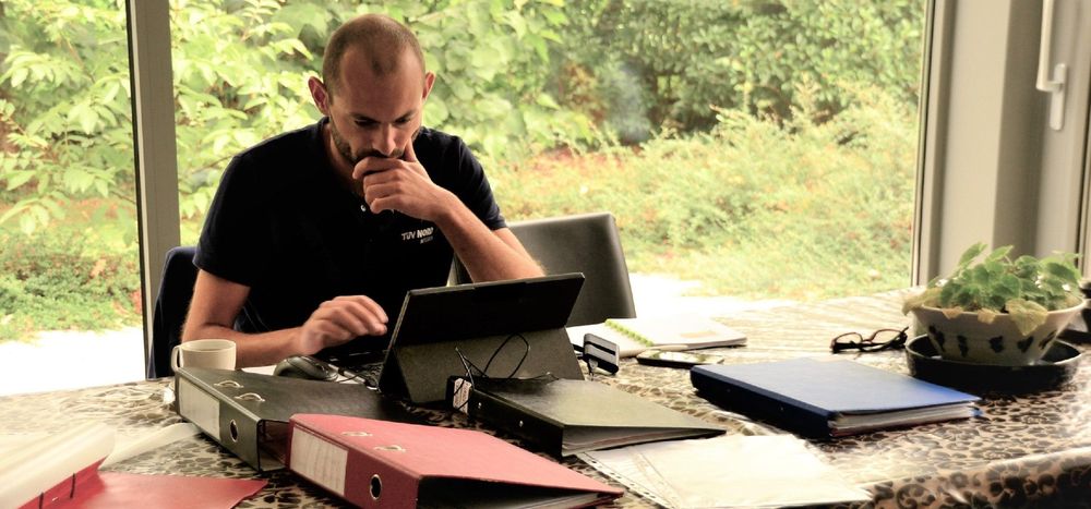 Nelis D'Hollander controleert de boekhouding - (c) VLAM