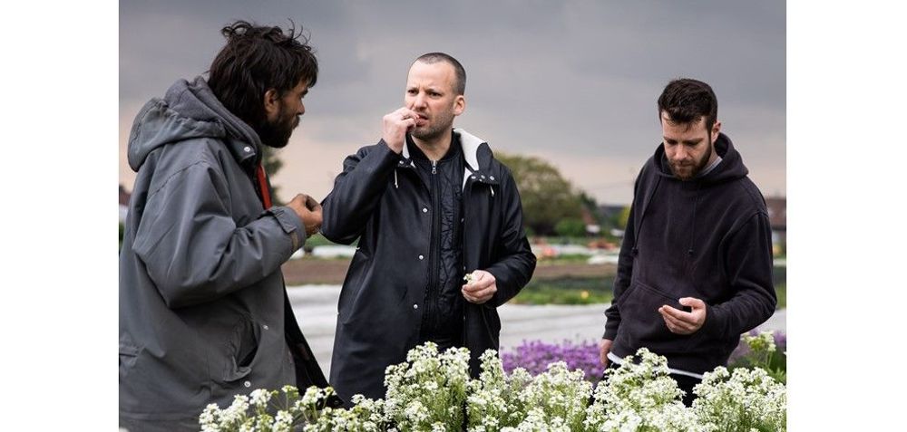 Maarten Van Essche (midden) aan het proeven bij bioboerderij Ferm - (c) Magma