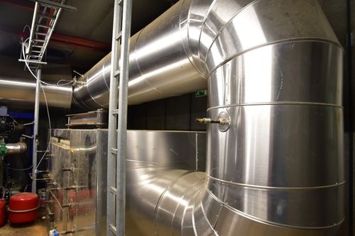 Een onderdeel van de indrukwekkende warmtekrachtkoppeling (WKK) die de serres op temperatuur houdt - (c) VLAM, Patricia De Laet