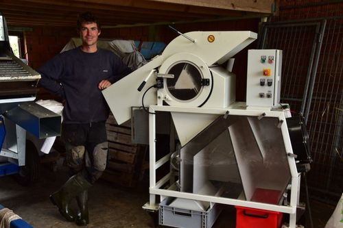 Sam Raeymaekers bij een multi-dorsmachine van Vitale Rassen - (c) VLAM, Patricia De Laet