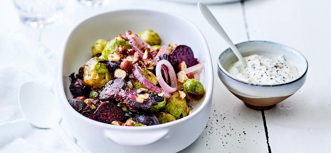 Spruitjes en rode biet uit de oven met yoghurt - (c) VLAM, Lekker van bij ons