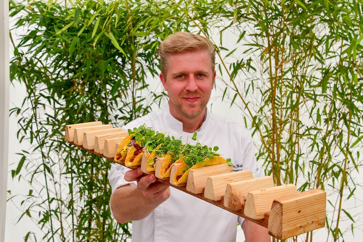 Chef-kok Seppe Nobels met verse, vegetarische taco's - (c) VLAM - P. De Laet