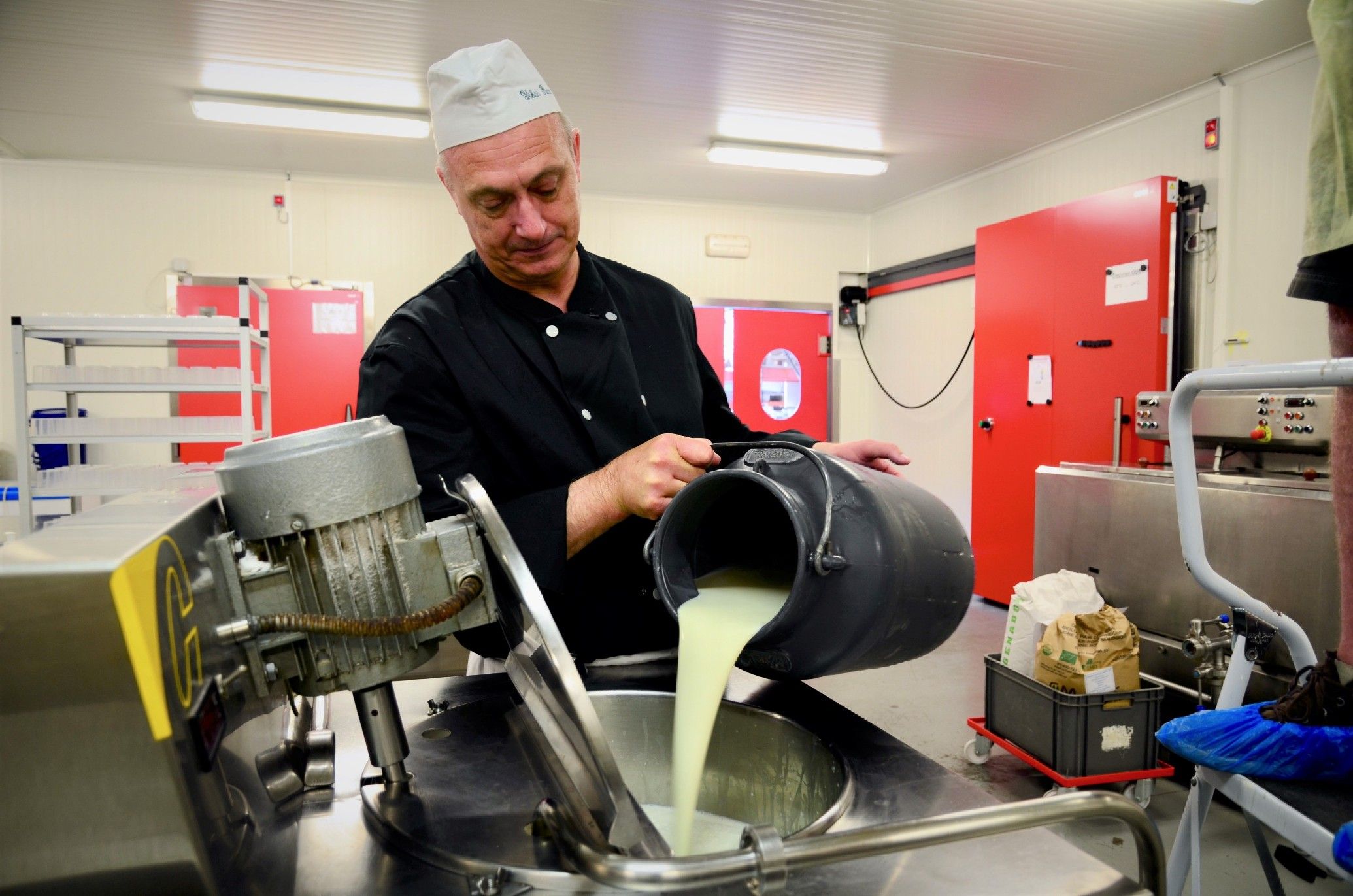 Peter Pattyn aan het werk voor zijn unieke geitenijs