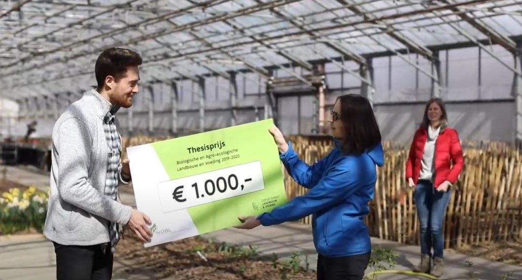 Marleen Delanoy, Departement Landbouw en Visserij, reikt de Thesisprijs uit aan Rembrandt Perneel - (c) ILVO

----

Sort: 4