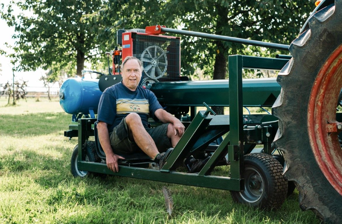 Mark Van Hove op zijn zelfontwikkelde plantmachine - (c) Simon Vander Borght